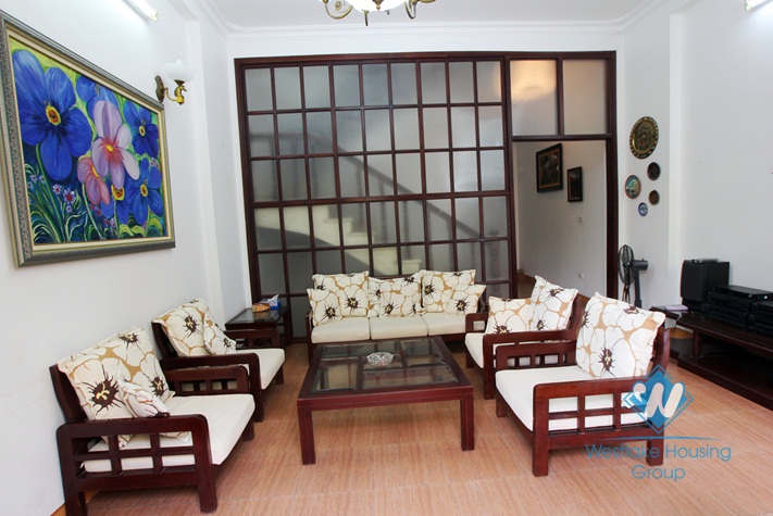 Cheap house for rent in Nghi Tam area, Tay Ho, Ha Noi